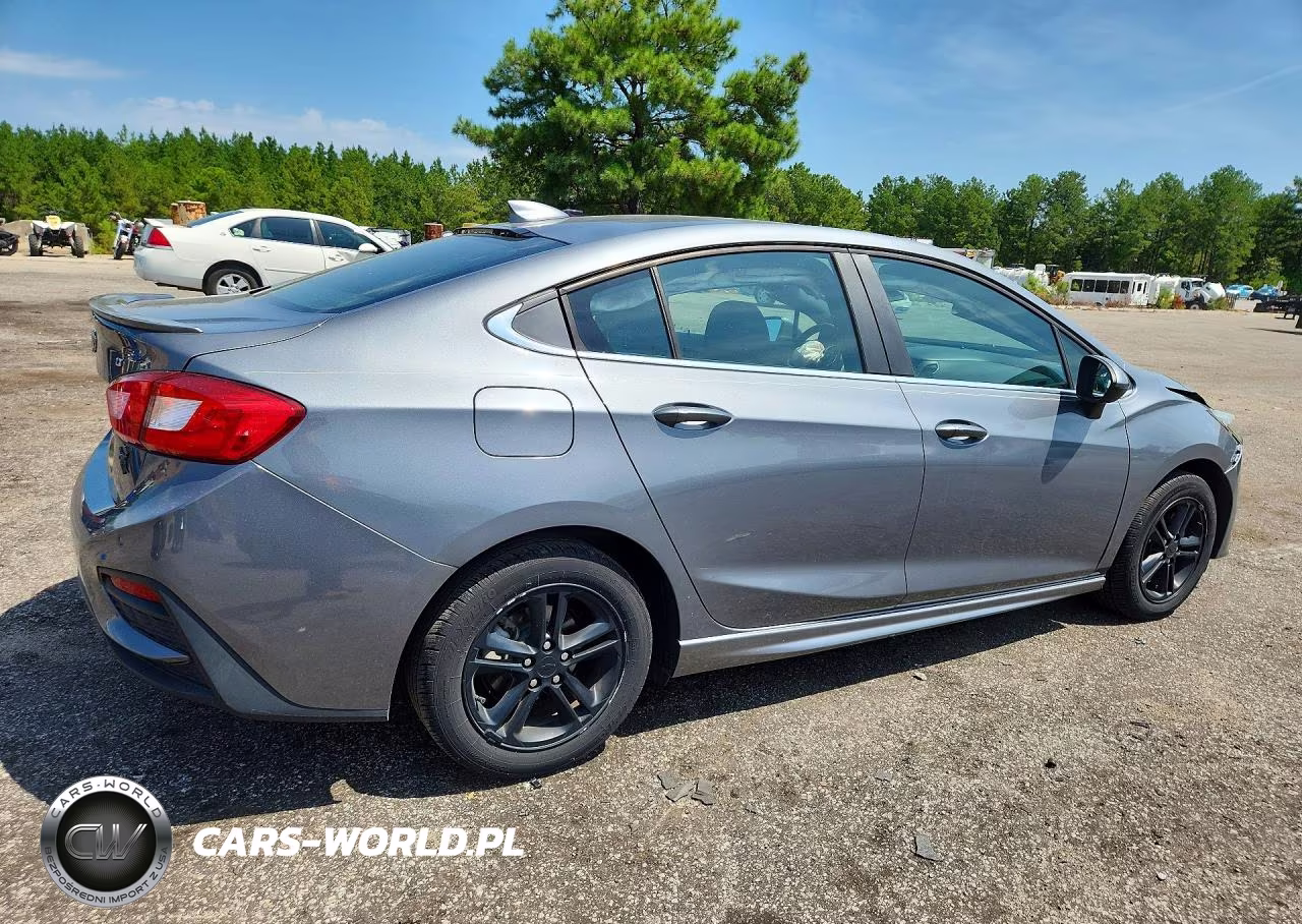 2018 Chevrolet Cruze Lt VIN:1G1BE5SM6J7143561 - 3