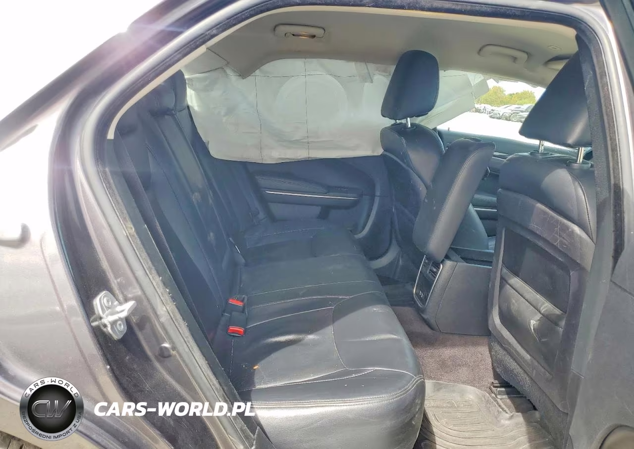 2018 Chrysler 300 Touring VIN:2C3CCAAG3JH249495 - 10