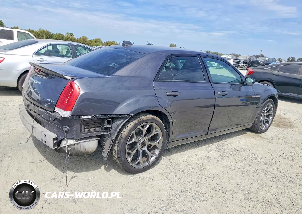 2018 Chrysler 300 Touring VIN:2C3CCAAG3JH249495 - 3