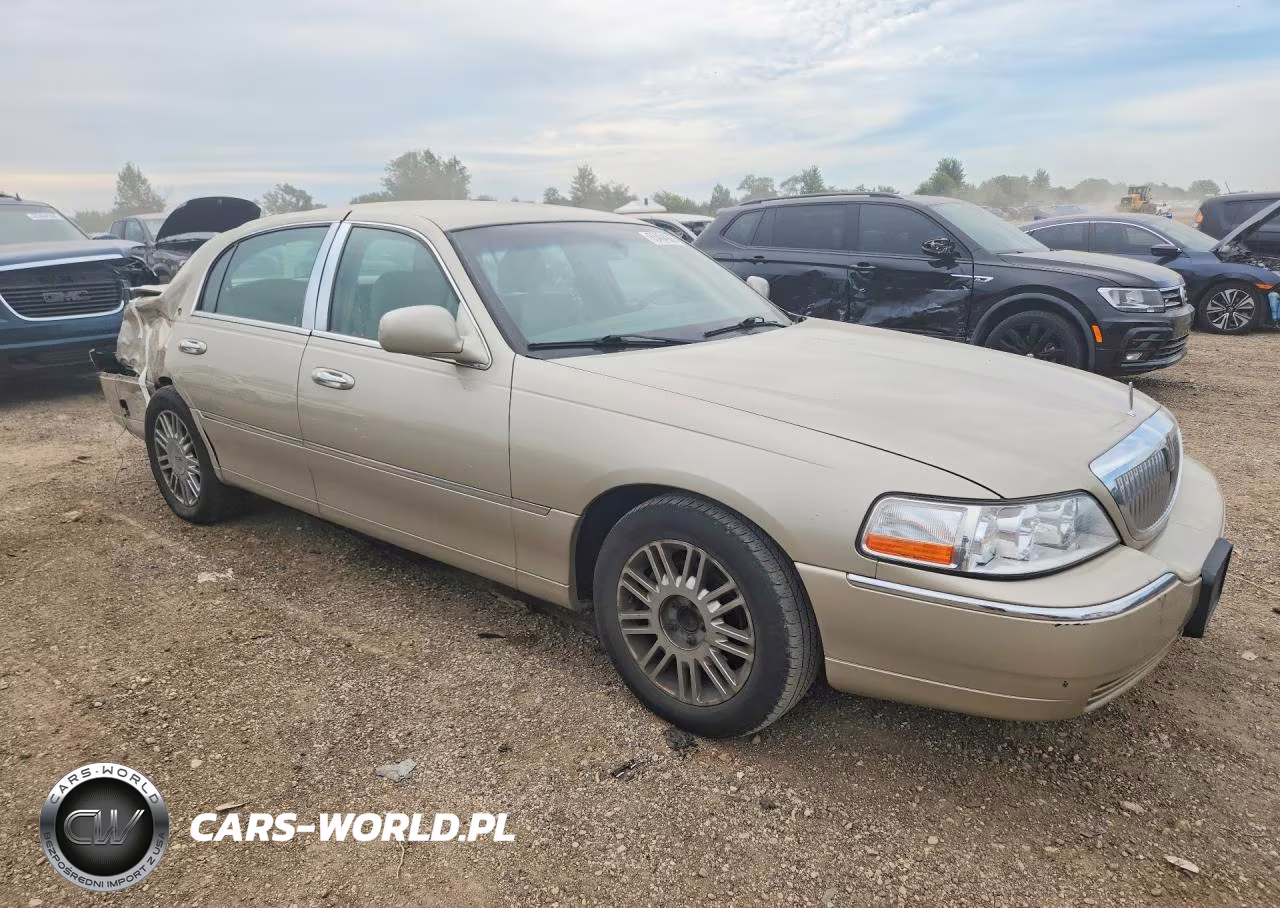 2010 Lincoln Town Car Signature Limited VIN:2LNBL8CV6AX752340 - 4