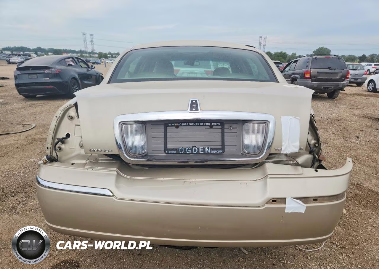 2010 Lincoln Town Car Signature Limited VIN:2LNBL8CV6AX752340 - 6