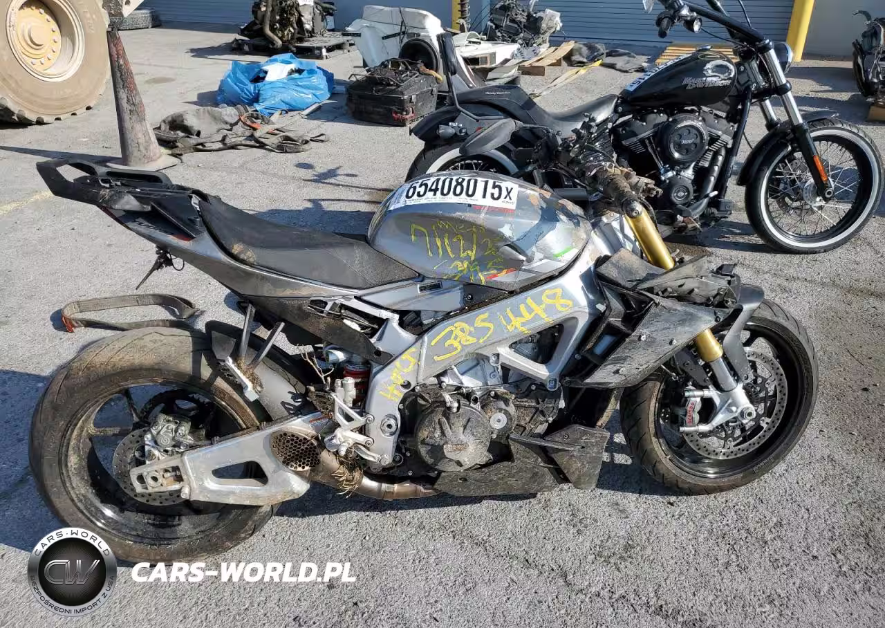 2023 Aprilia Tuono V4