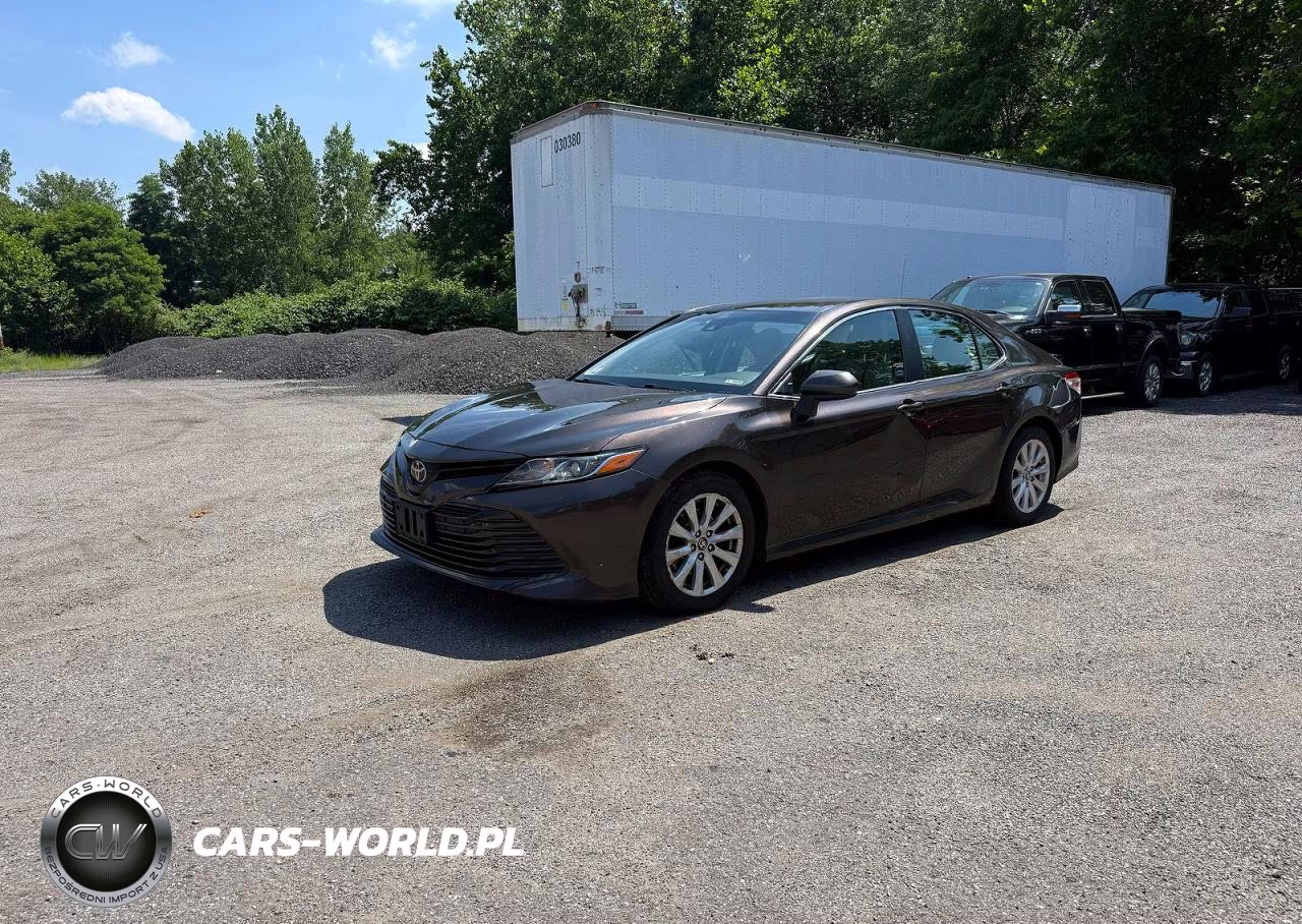 2018 Toyota Camry Le VIN:4T1B11HK9JU577102 - 2