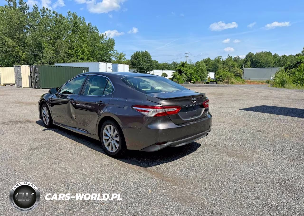2018 Toyota Camry Le VIN:4T1B11HK9JU577102 - 3