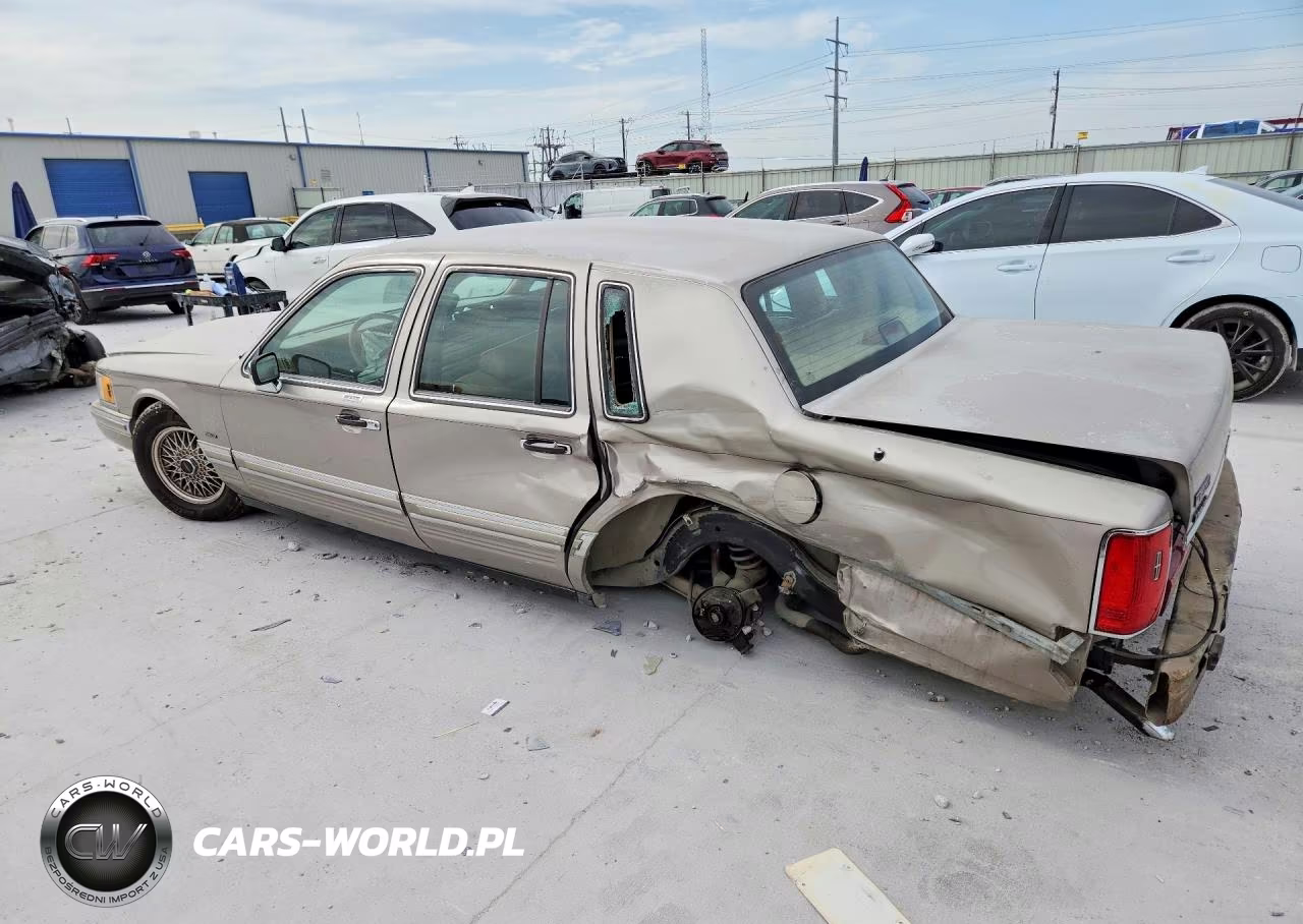 1994 Lincoln Town Car Signature VIN:1LNLM82W3RY647410 - 2