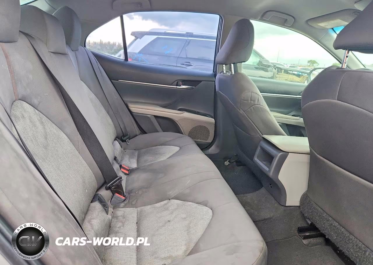 2018 Toyota Camry L VIN:4T1B11HK9JU070751 - 10