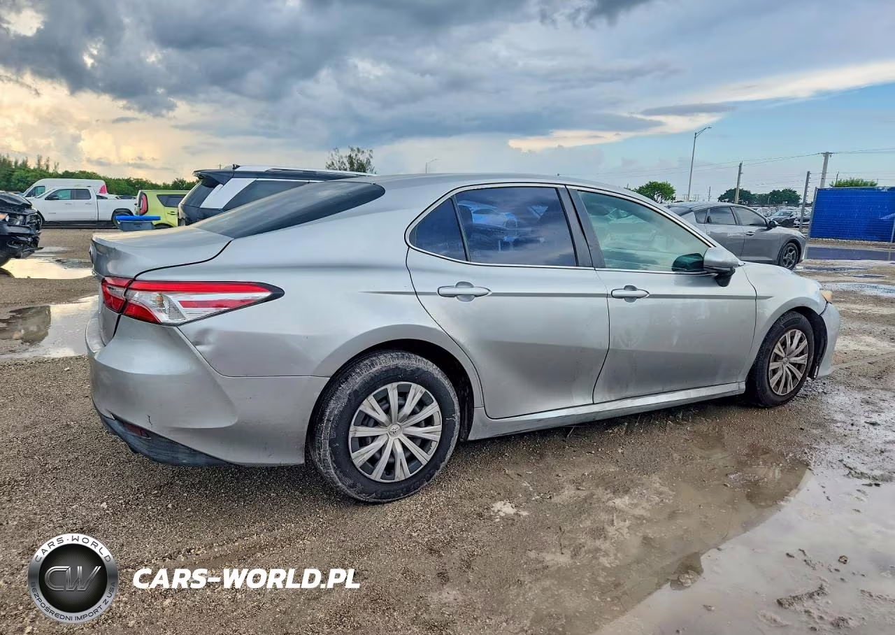 2018 Toyota Camry L VIN:4T1B11HK9JU070751 - 3