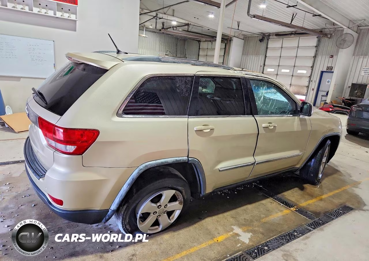 2012 Jeep Grand Cherokee Laredo VIN:1C4RJFAG3CC156586 - 3
