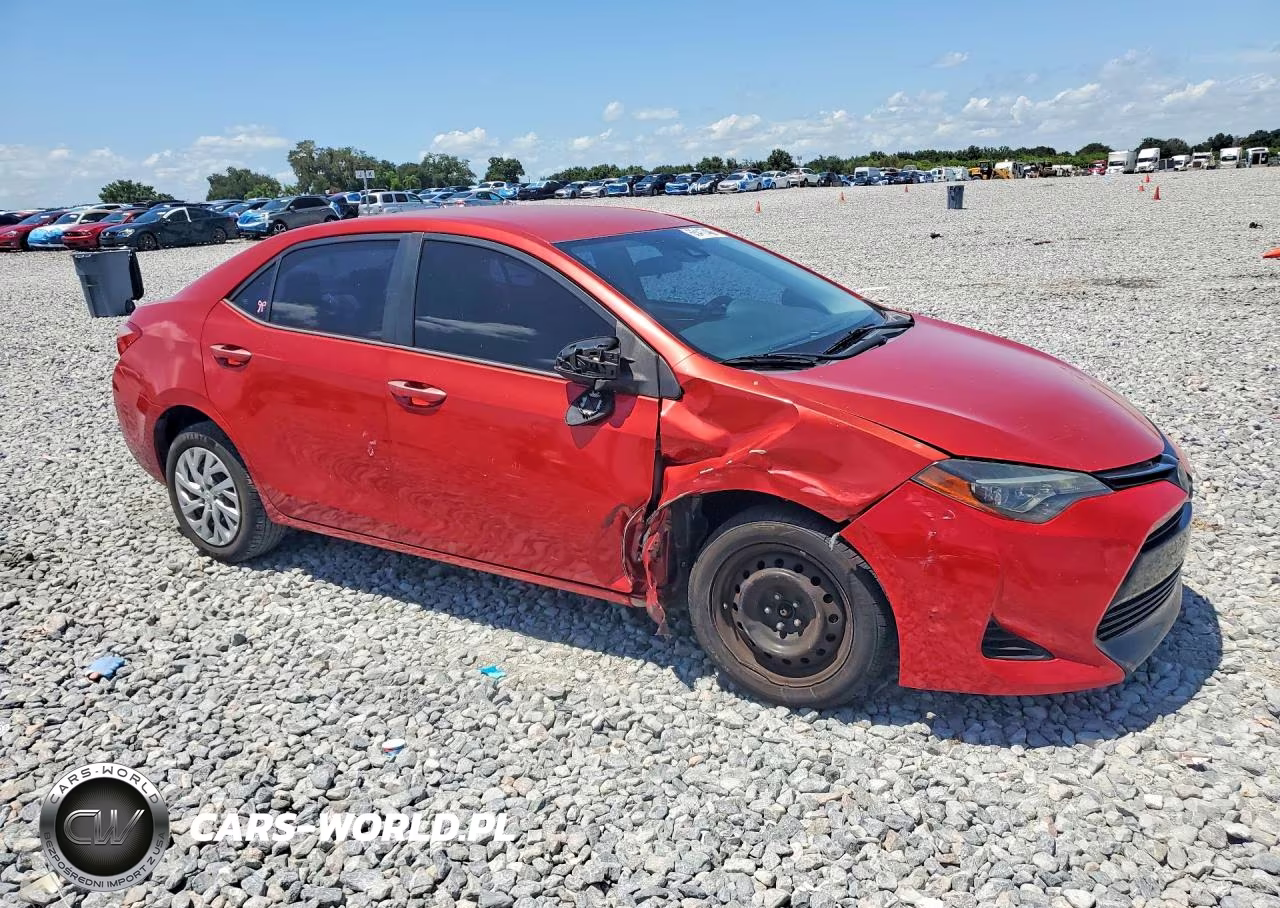 2018 Toyota Corolla Le VIN:5YFBURHE8JP770522 - 4