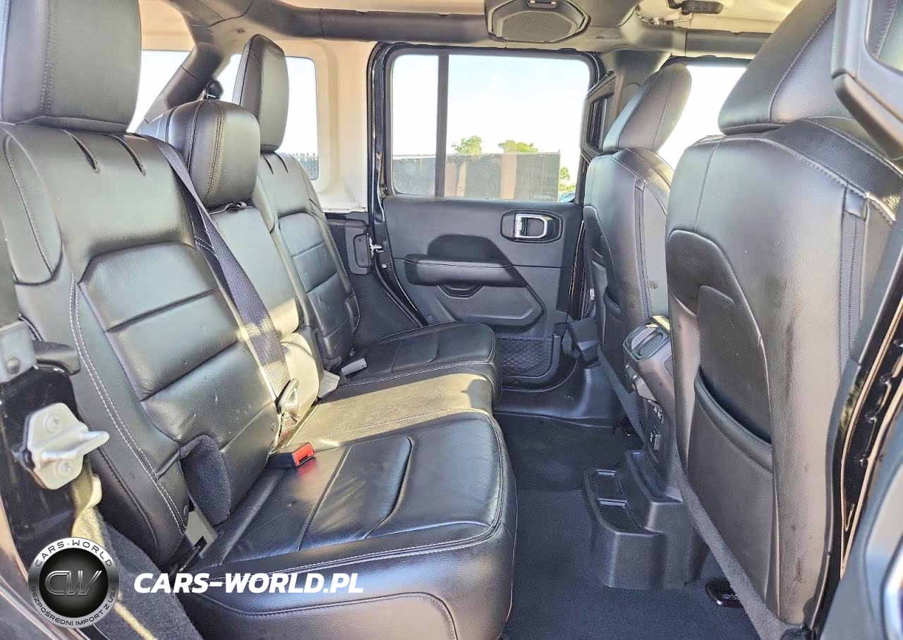 2018 Jeep Wrangler Unlimited Sahara VIN:1C4HJXEG1JW121827 - 10