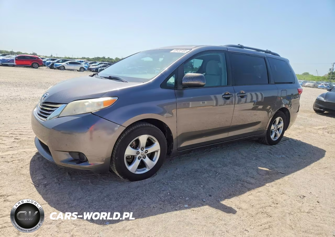 2017 Toyota Sienna Le – zdjęcie 1 z 13