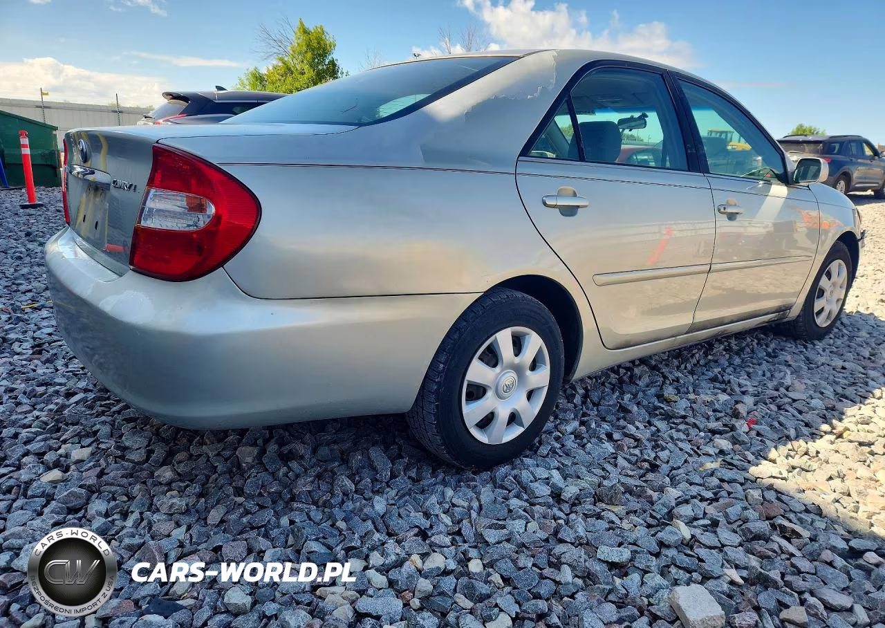 2004 Toyota Camry Le VIN:JTDBE32K440260563 - 3