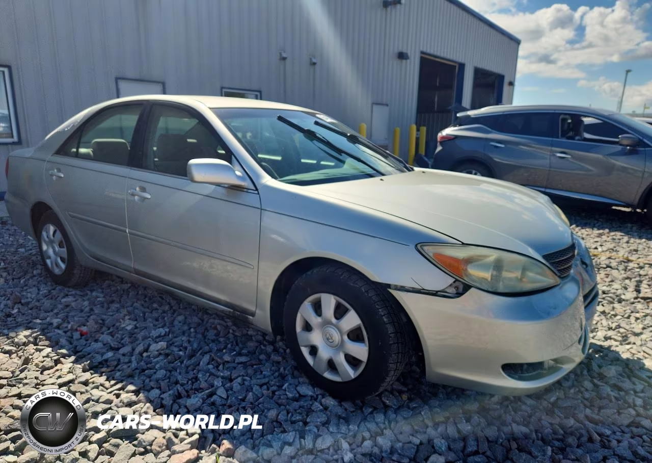 2004 Toyota Camry Le VIN:JTDBE32K440260563 - 4