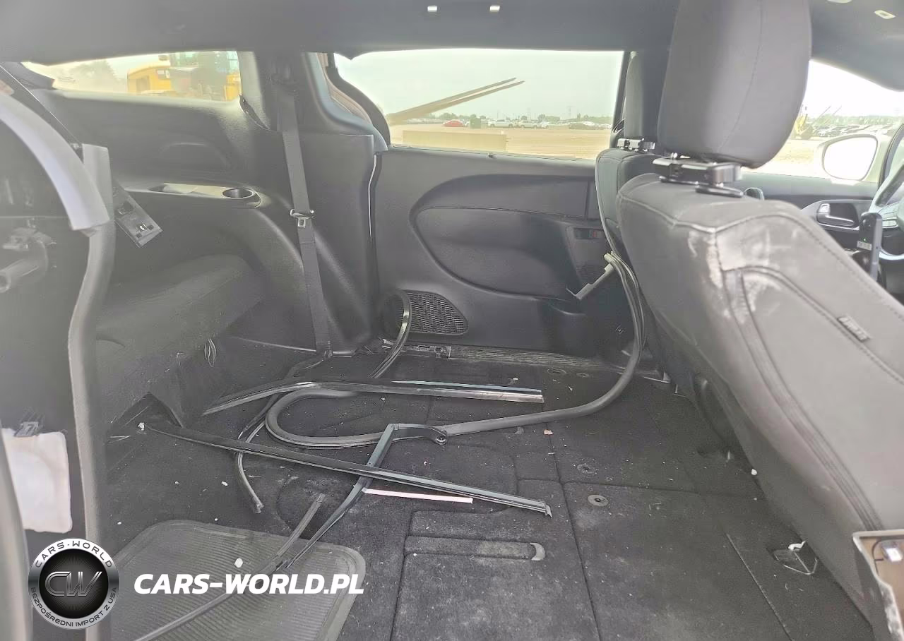 2019 Chrysler Pacifica Touring Plus VIN:2C4RC1FG7KR609281 - 10