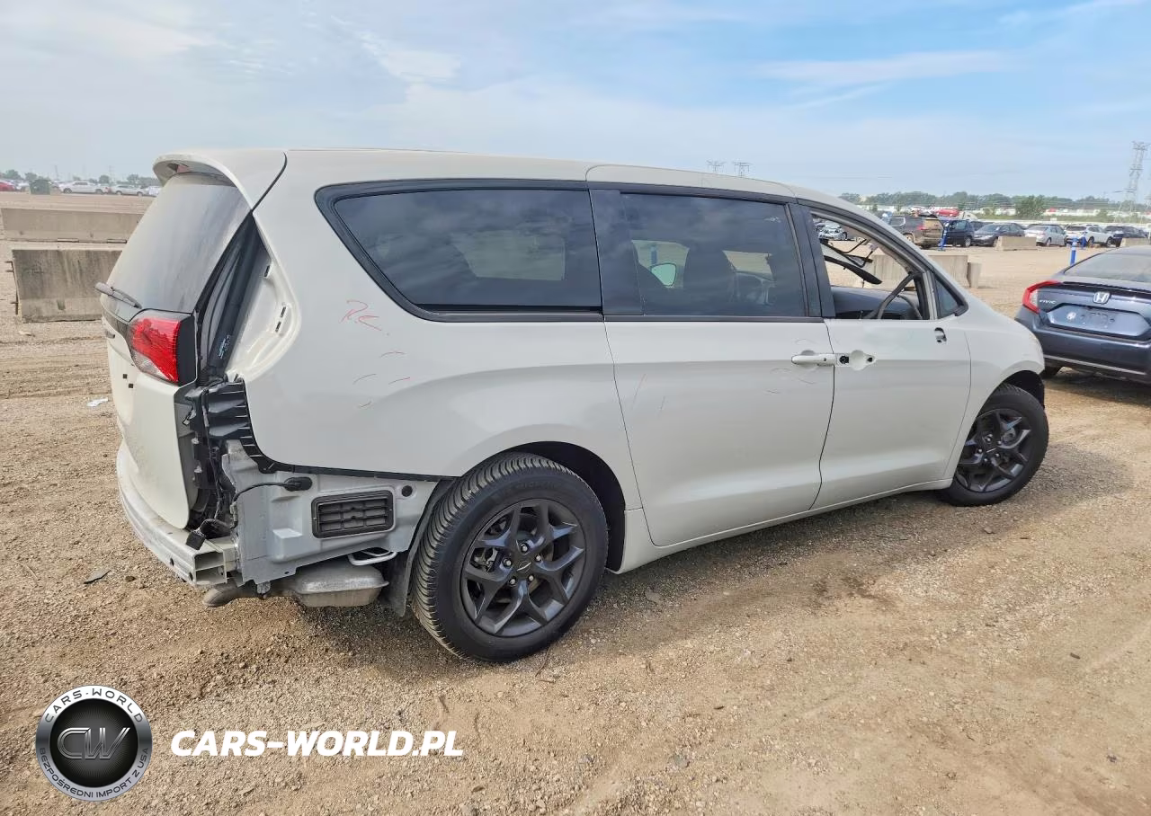 2019 Chrysler Pacifica Touring Plus VIN:2C4RC1FG7KR609281 - 3