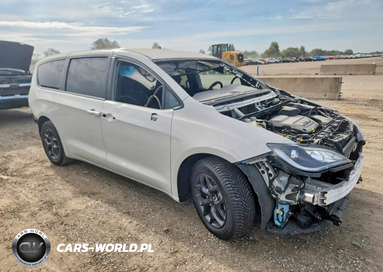 2019 Chrysler Pacifica Touring Plus VIN:2C4RC1FG7KR609281 - 4