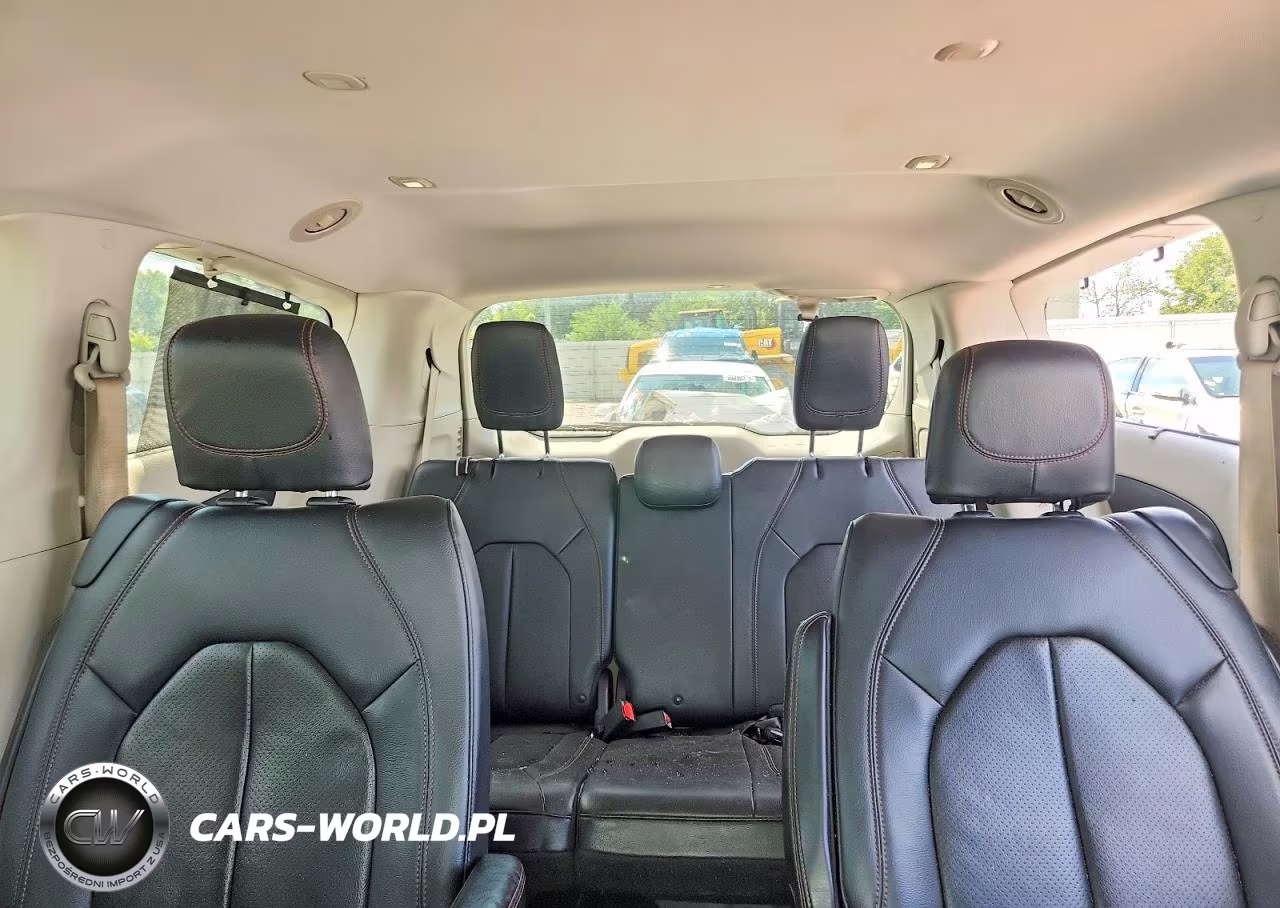 2018 Chrysler Pacifica Touring L VIN:2C4RC1BG0JR125795 - 10