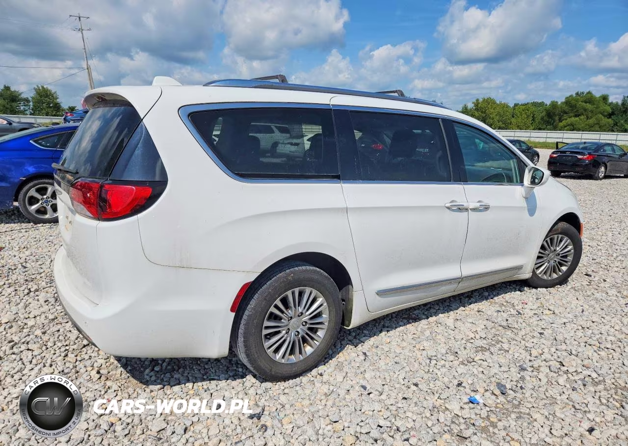 2018 Chrysler Pacifica Touring L VIN:2C4RC1BG0JR125795 - 3