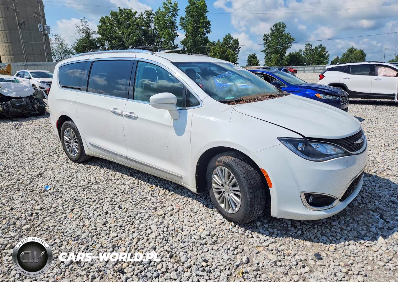 2018 Chrysler Pacifica Touring L VIN:2C4RC1BG0JR125795 - 4