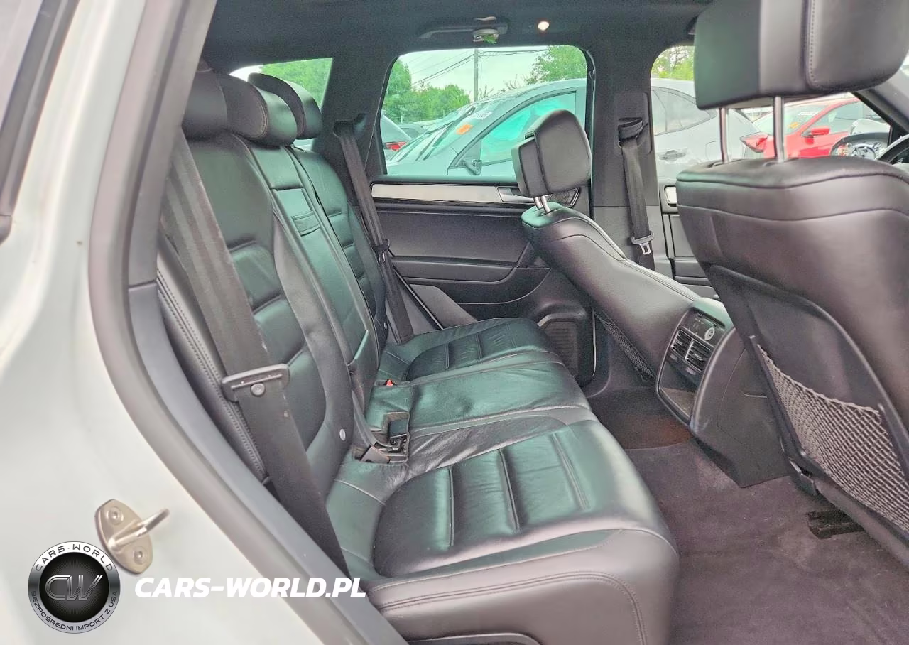 2017 Volkswagen Touareg Wolfsburg VIN:WVGRF7BP3HD005668 - 11