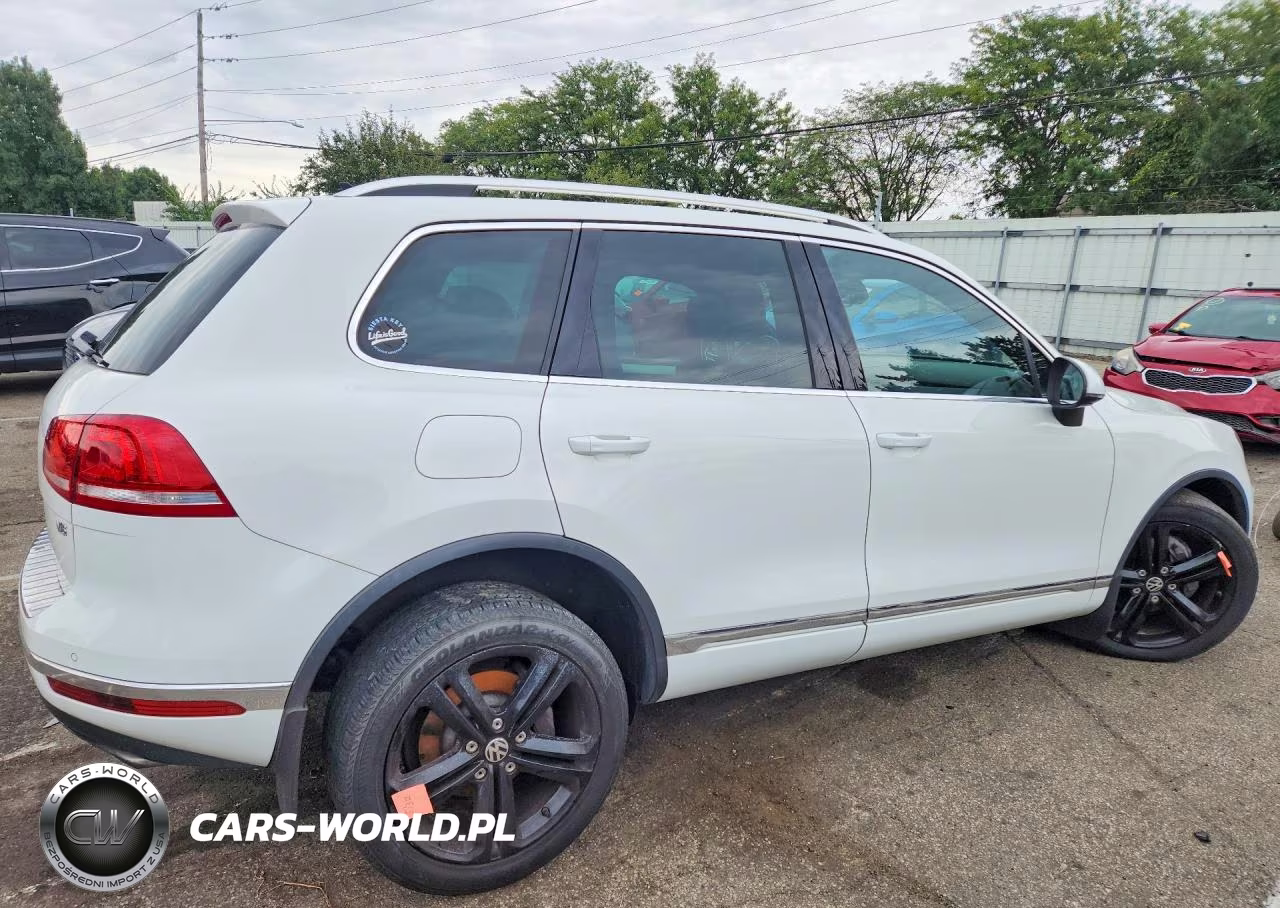 2017 Volkswagen Touareg Wolfsburg VIN:WVGRF7BP3HD005668 - 3