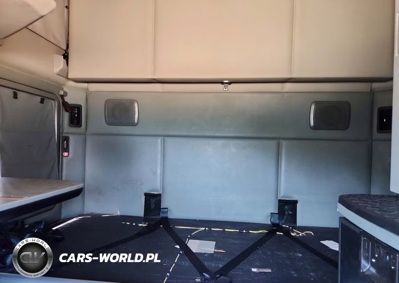2019 Kenworth T680 Semi Truck VIN:1XKYDP9X1KJ239378 - 10