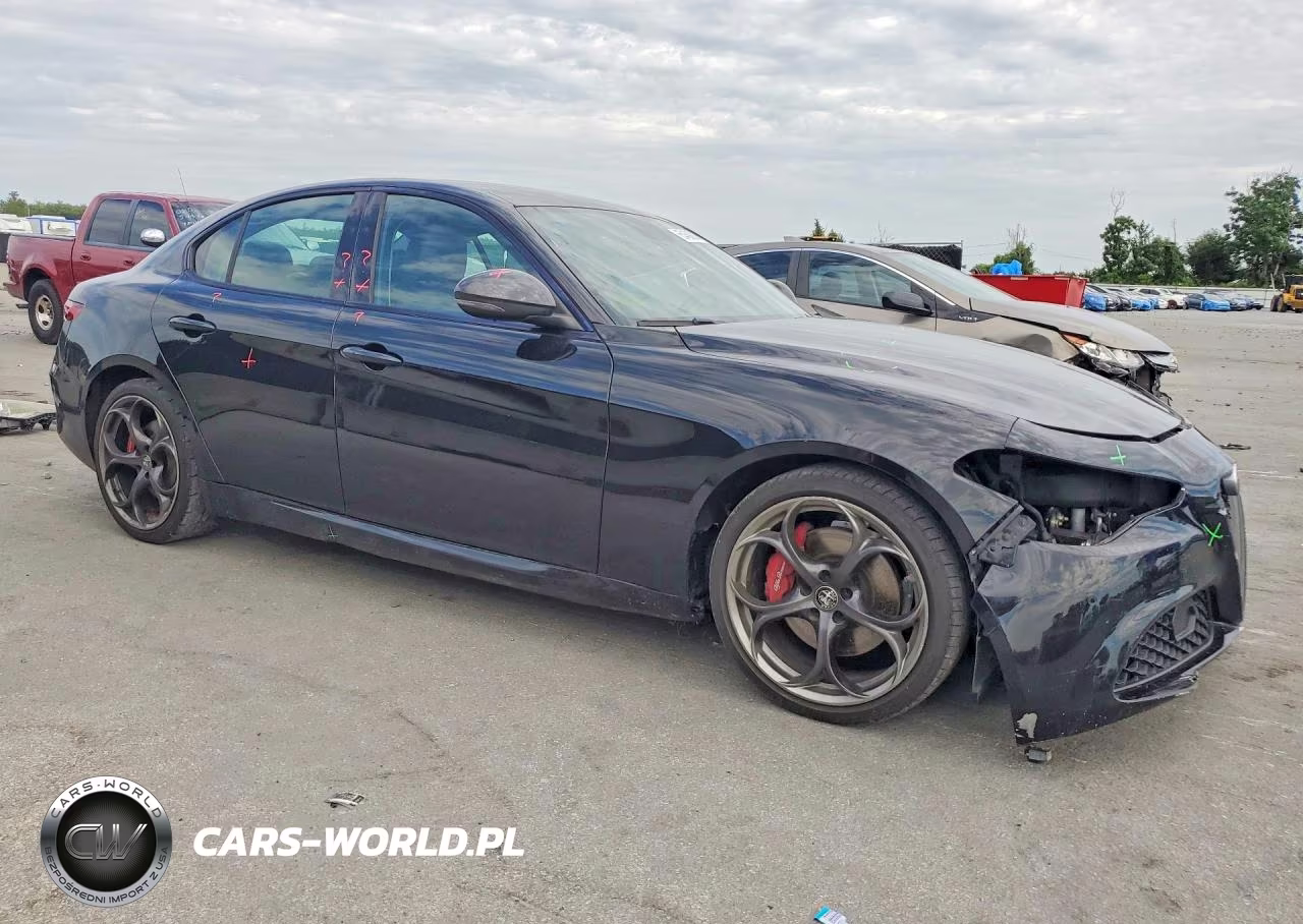 2019 Alfa Romeo Giulia Ti VIN:ZARFAMBN1K7599837 - 4