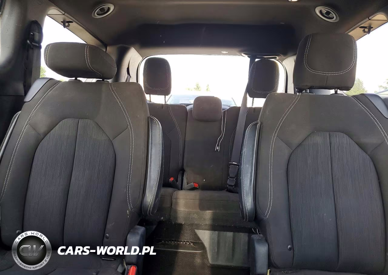 2019 Chrysler Pacifica Touring Plus VIN:2C4RC1FG9KR666663 - 10