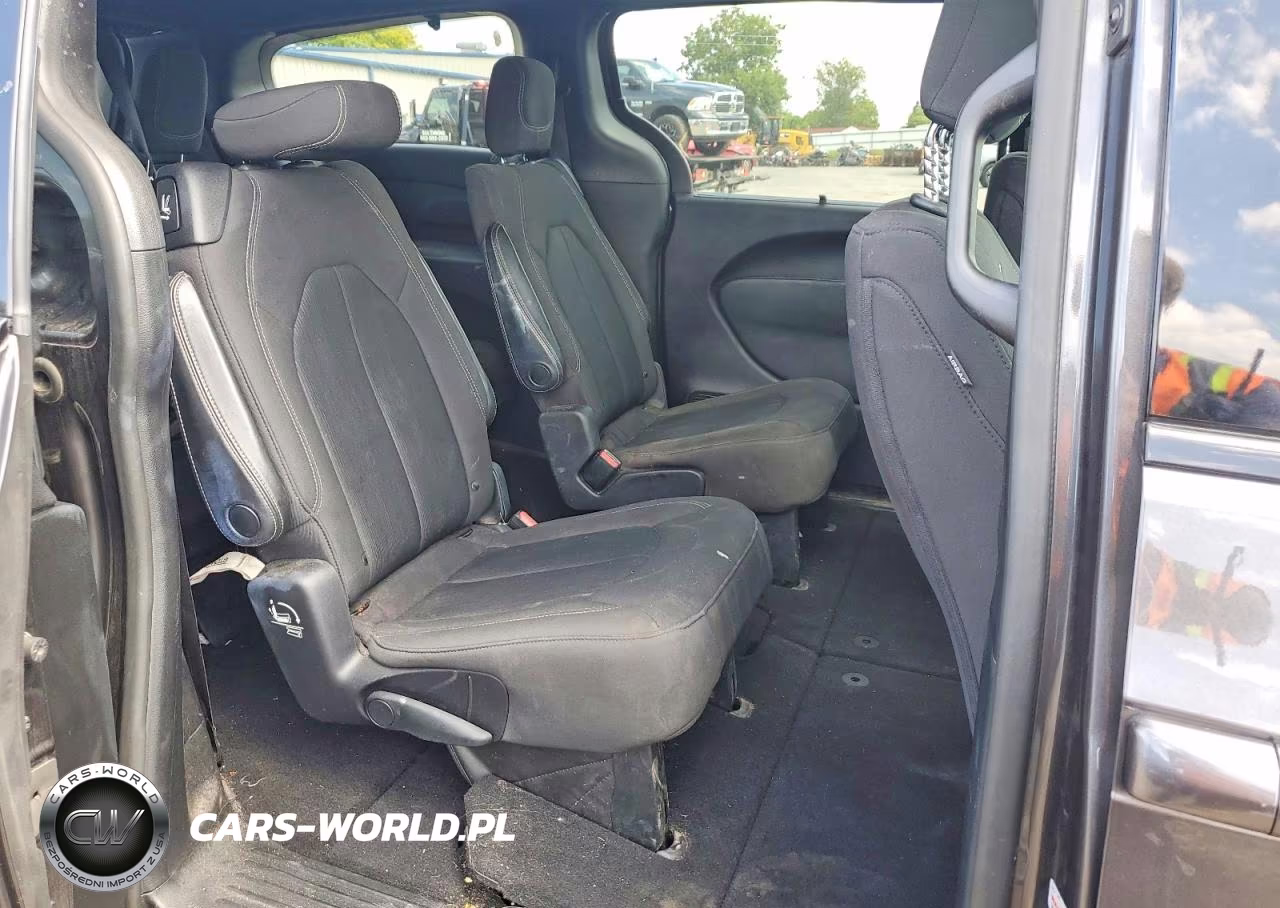 2019 Chrysler Pacifica Touring Plus VIN:2C4RC1FG9KR666663 - 11