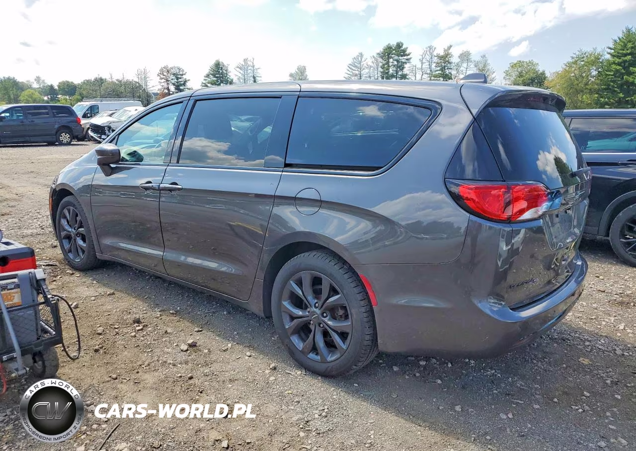 2019 Chrysler Pacifica Touring Plus VIN:2C4RC1FG9KR666663 - 2