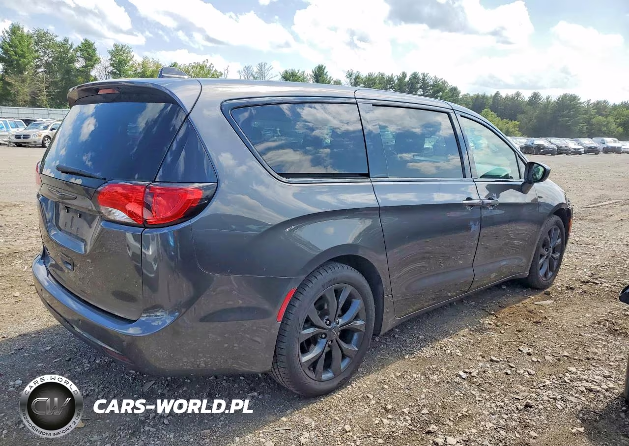 2019 Chrysler Pacifica Touring Plus VIN:2C4RC1FG9KR666663 - 3