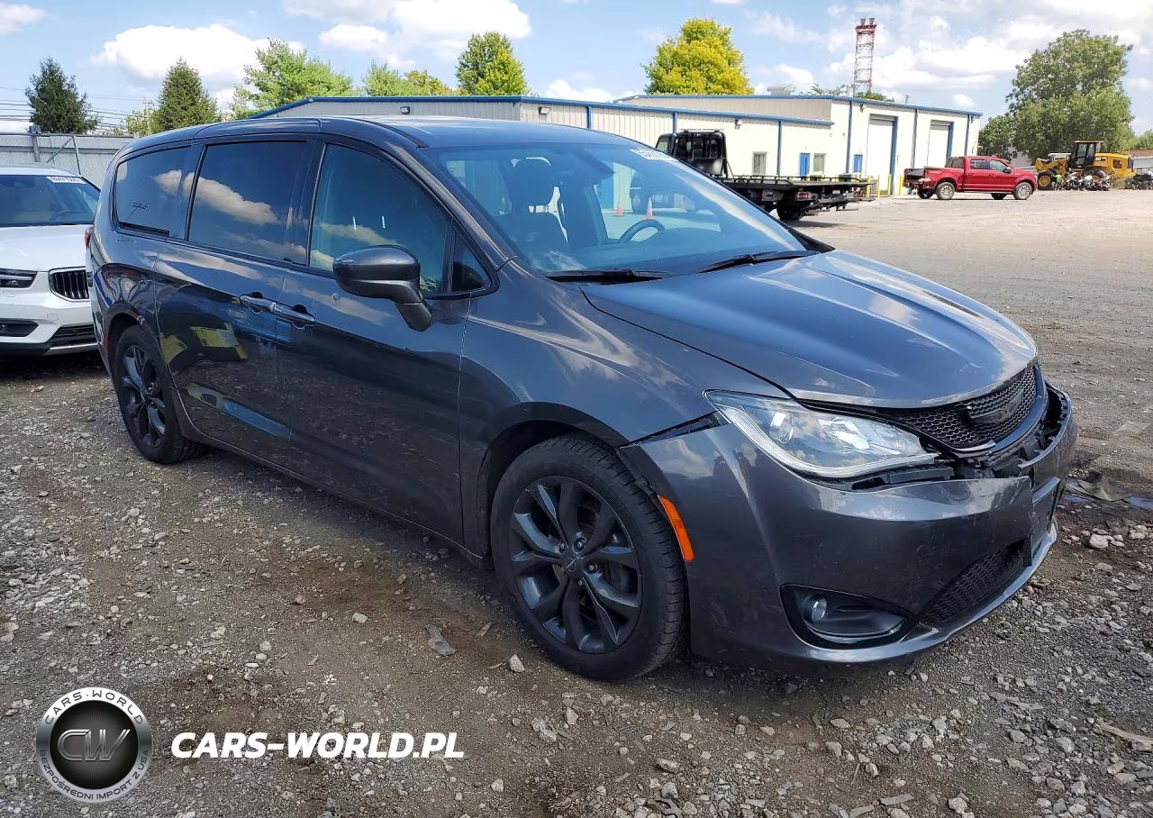 2019 Chrysler Pacifica Touring Plus VIN:2C4RC1FG9KR666663 - 4