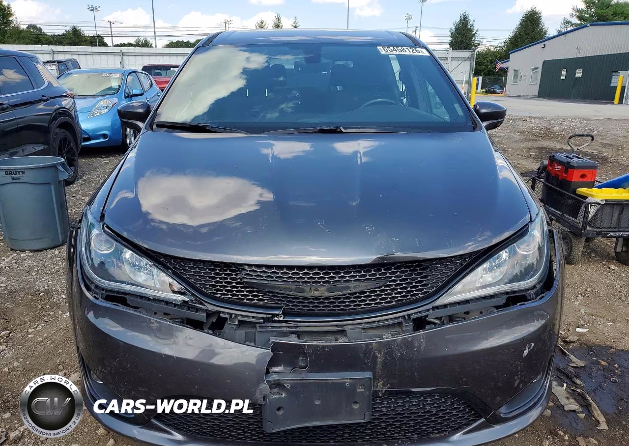 2019 Chrysler Pacifica Touring Plus VIN:2C4RC1FG9KR666663 - 5