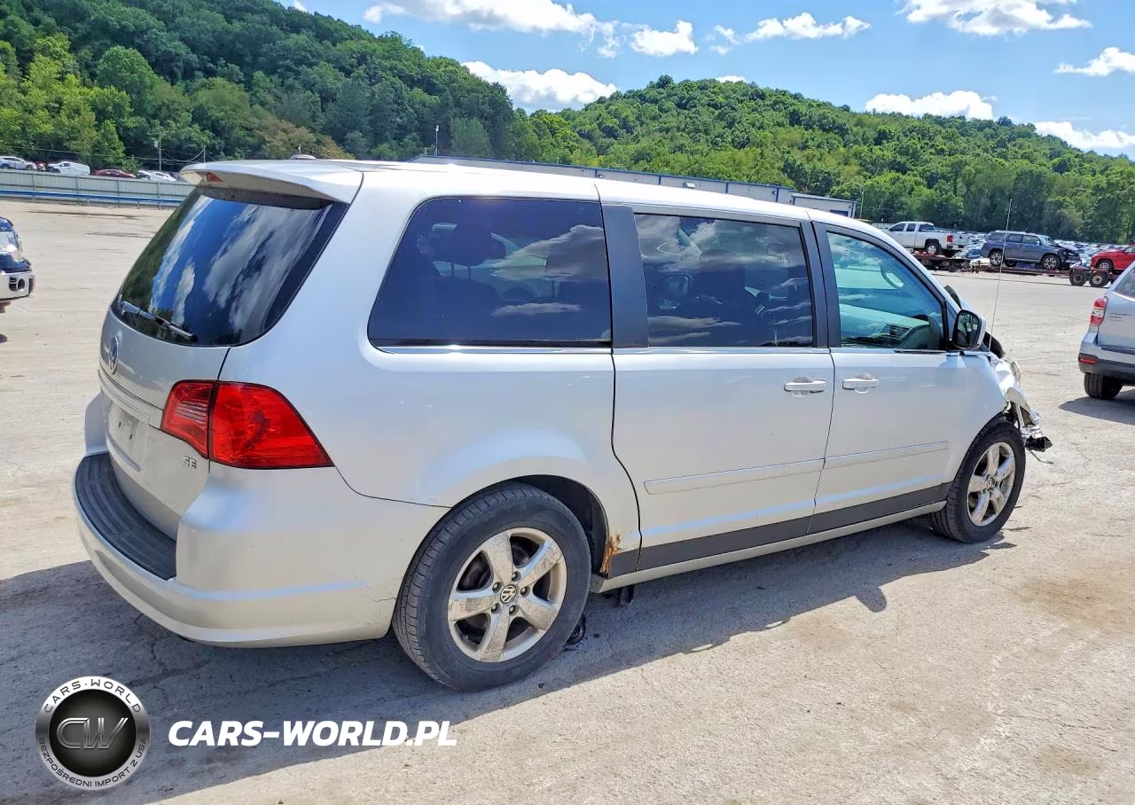 2010 Volkswagen Routan Se VIN:2V4RW3D18AR388179 - 3