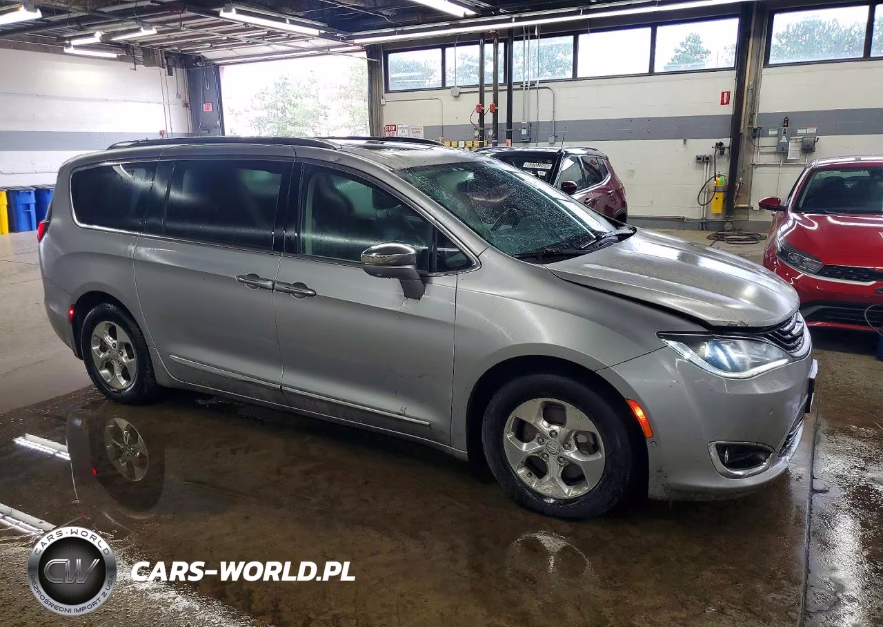 2018 Chrysler Pacifica Hybrid Limited VIN:2C4RC1N77JR339713 - 4