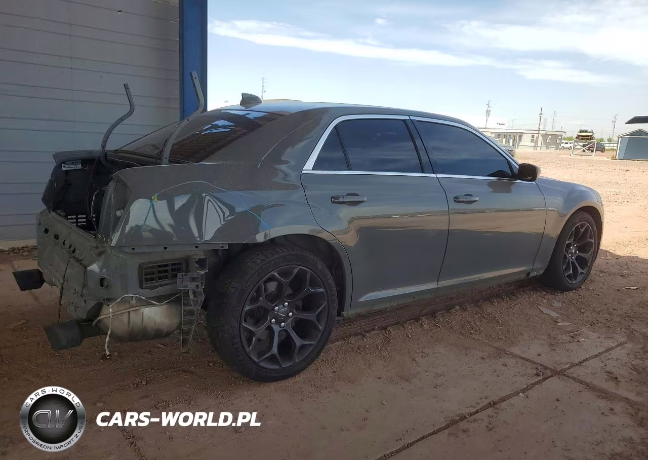 2018 Chrysler 300 Touring VIN:2C3CCAAG1JH319933 - 3