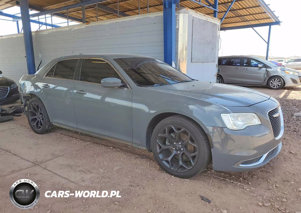 2018 Chrysler 300 Touring VIN:2C3CCAAG1JH319933 - 4