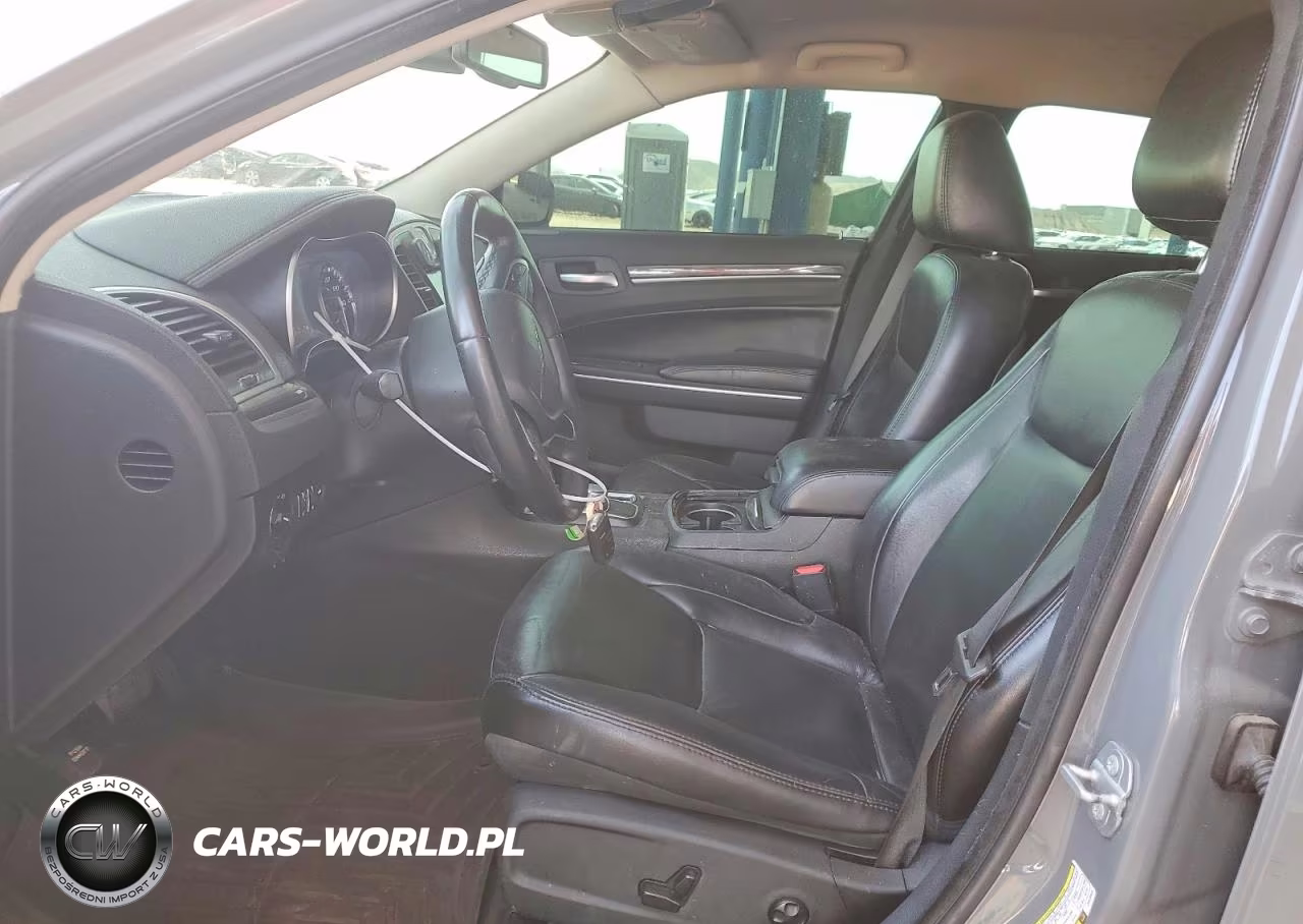 2018 Chrysler 300 Touring VIN:2C3CCAAG1JH319933 - 7