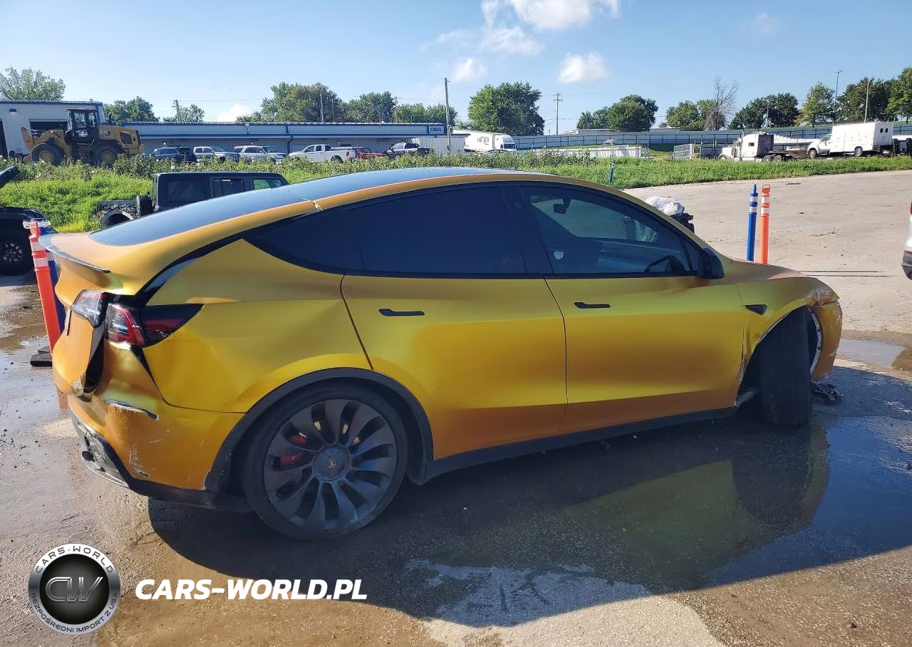 2023 Tesla Model Y VIN:7SAYGDEF3PF688237 - 3