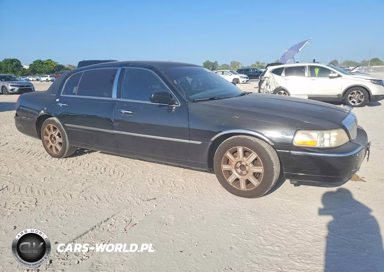 2007 Lincoln Town Car Executive L VIN:1LNHM84W17Y637300 - 4