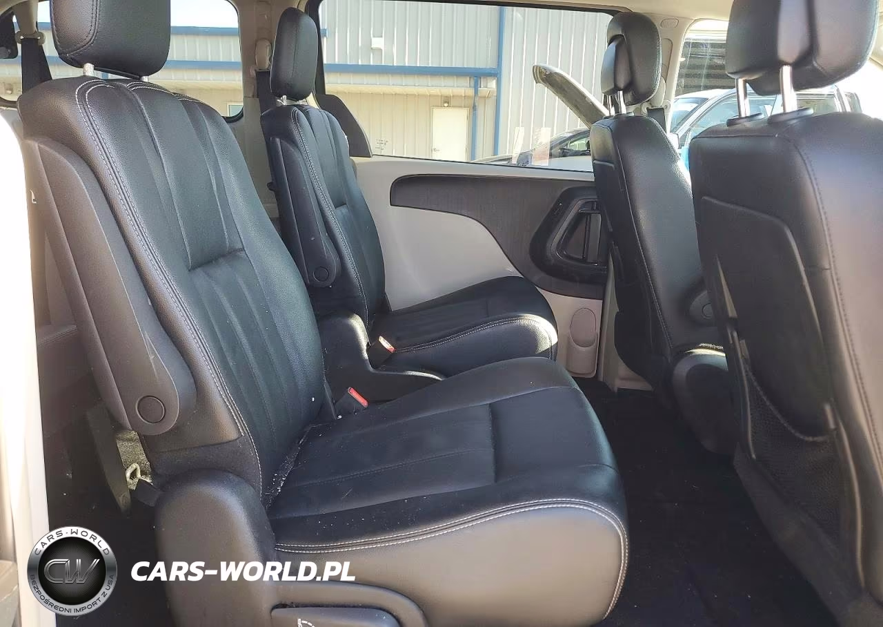 2016 Chrysler Town & Country Touring VIN:2C4RC1BG5GR229708 - 11