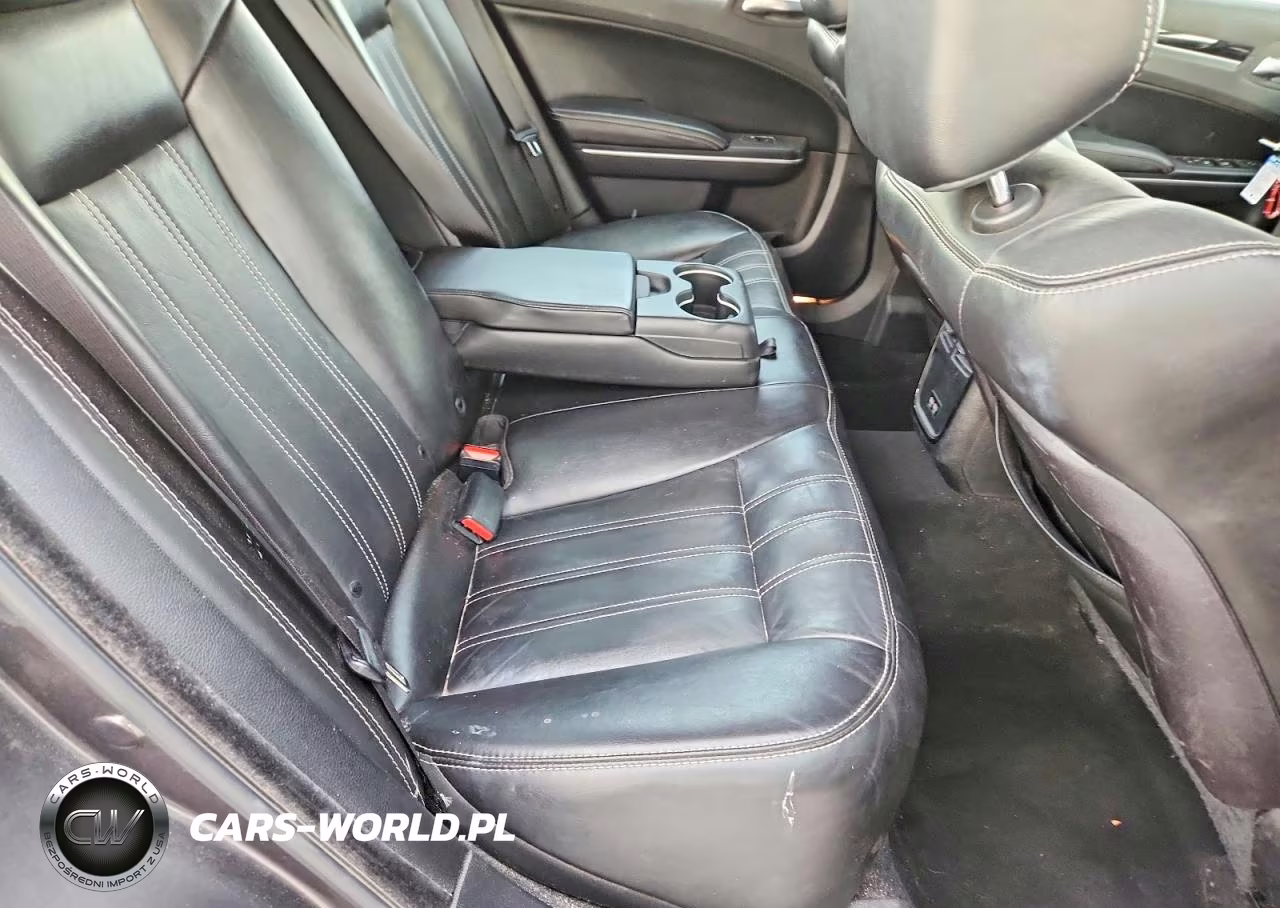 2019 Chrysler 300 S VIN:2C3CCABG6KH682860 - 10