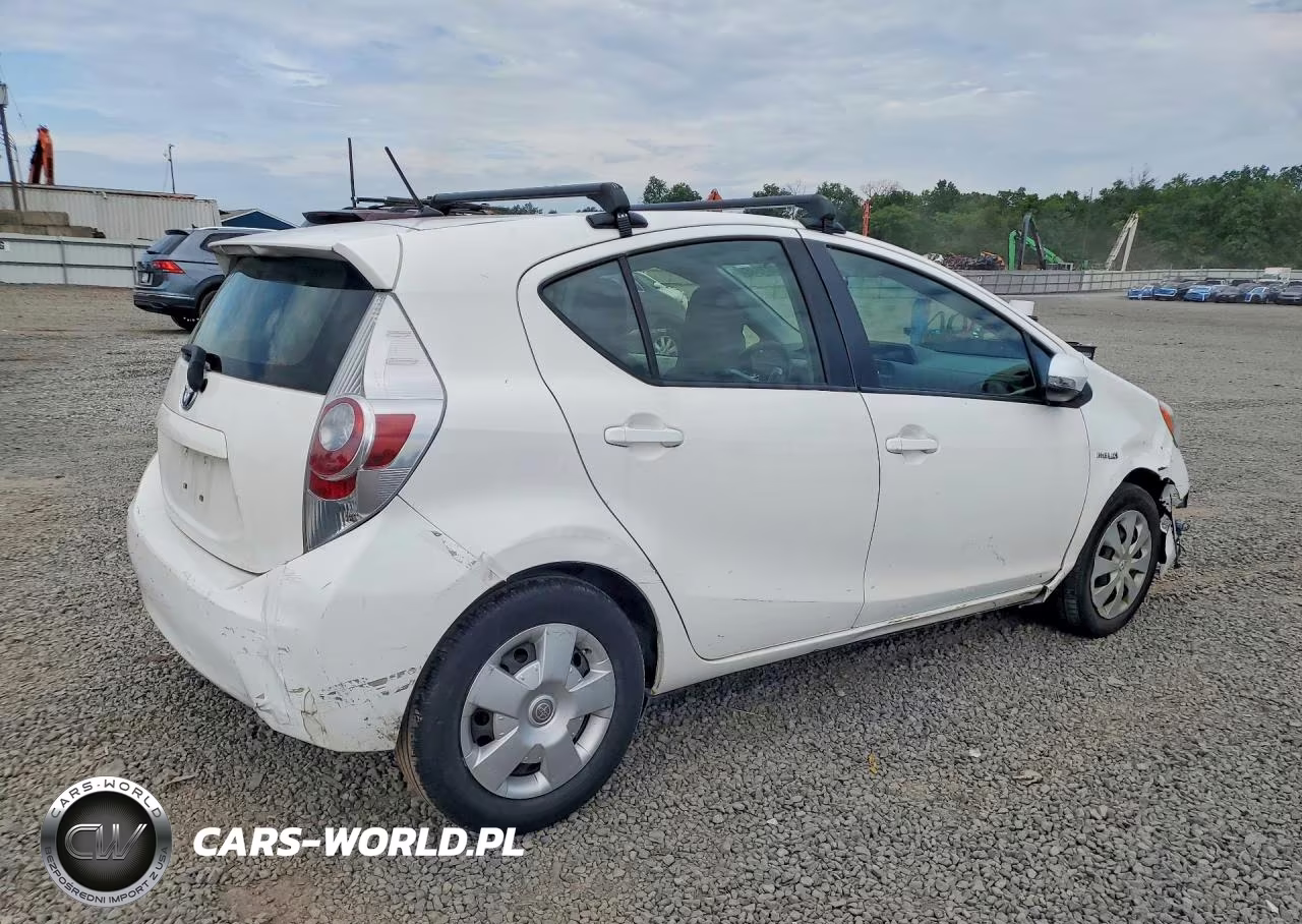 2014 Toyota Prius C One VIN:JTDKDTB39E1567718 - 3