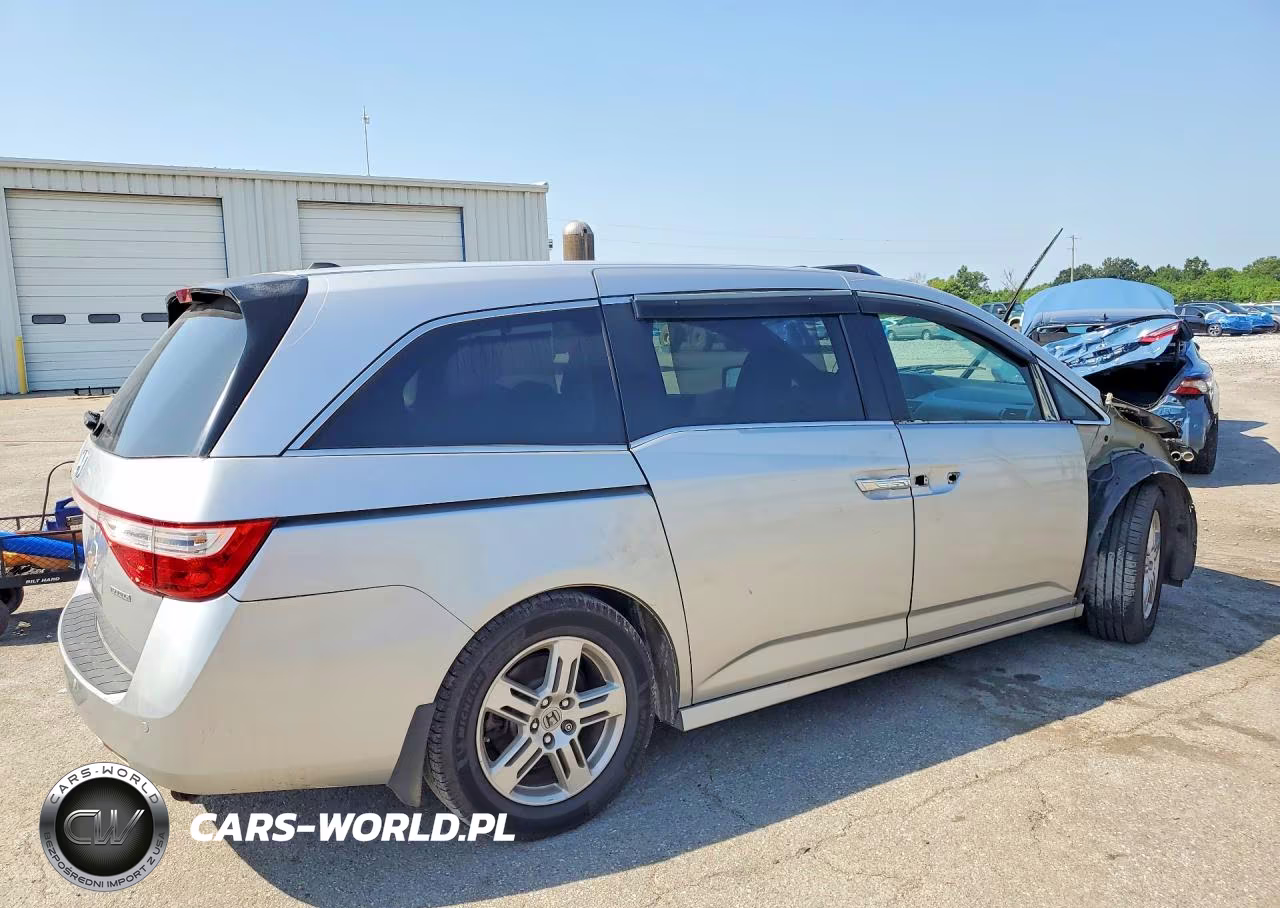2013 Honda Odyssey Touring VIN:5FNRL5H93DB076463 - 3