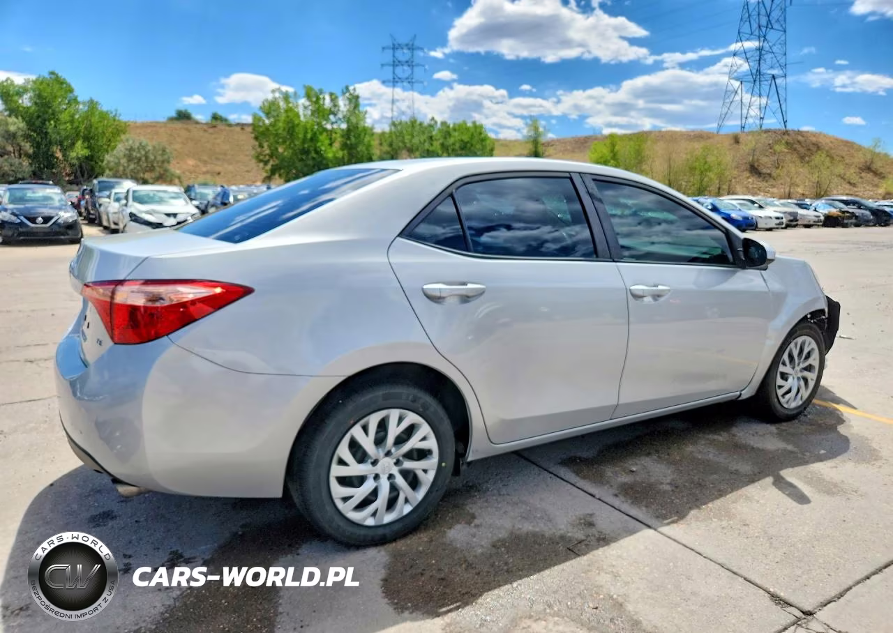 2018 Toyota Corolla Le VIN:2T1BURHE0JC046291 - 3