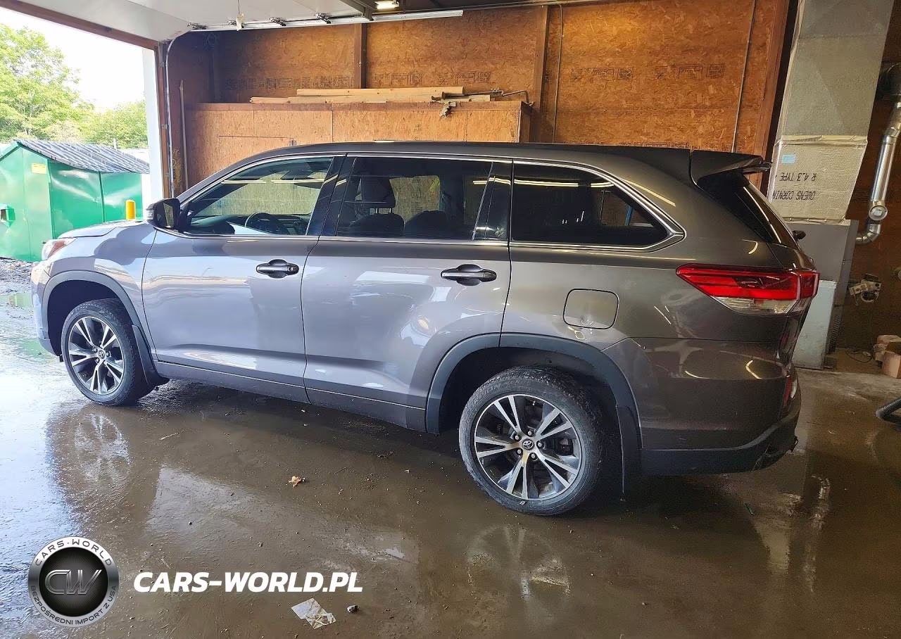 2018 Toyota Highlander Le VIN:5TDBZRFH9JS849400 - 2