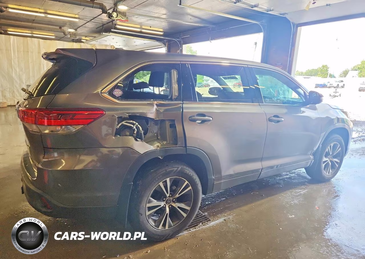 2018 Toyota Highlander Le VIN:5TDBZRFH9JS849400 - 3