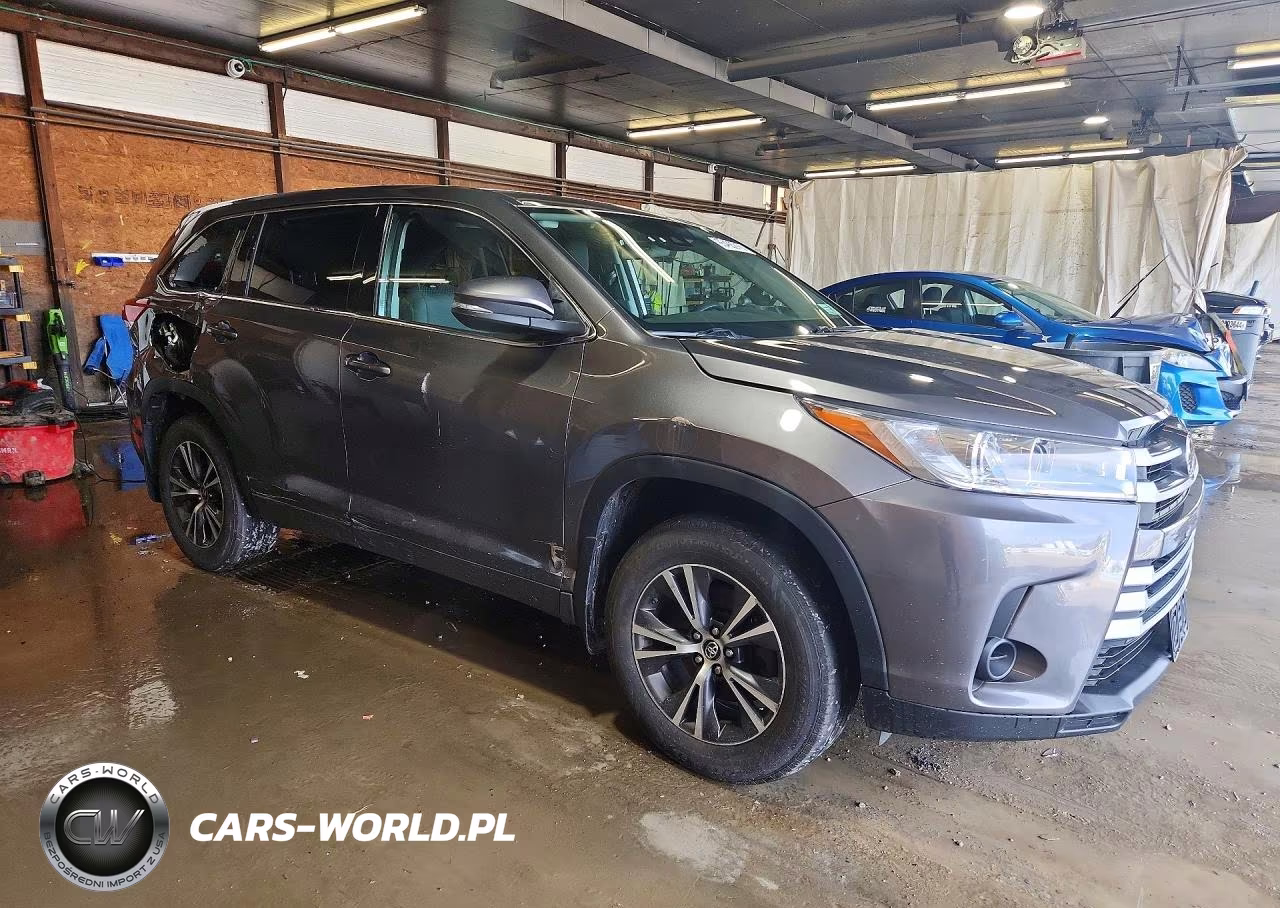 2018 Toyota Highlander Le VIN:5TDBZRFH9JS849400 - 4