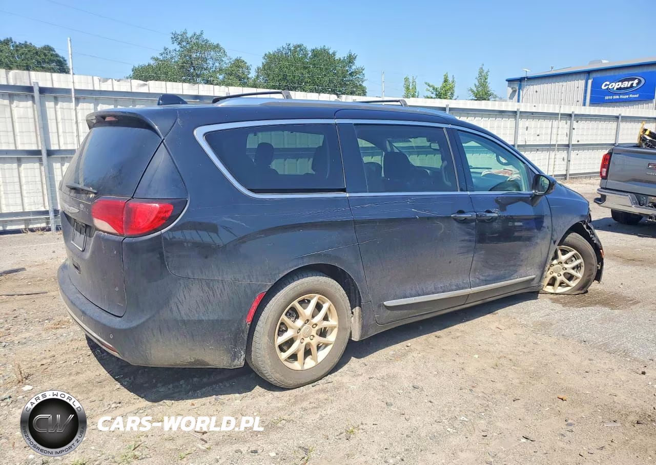 2020 Chrysler Pacifica Touring L VIN:2C4RC1BG7LR271548 - 3