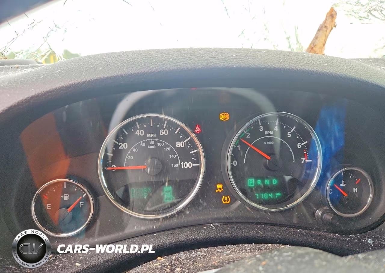 2018 Jeep Wrangler Unlimited Sahara VIN:1C4HJWEG2JL825174 - 9